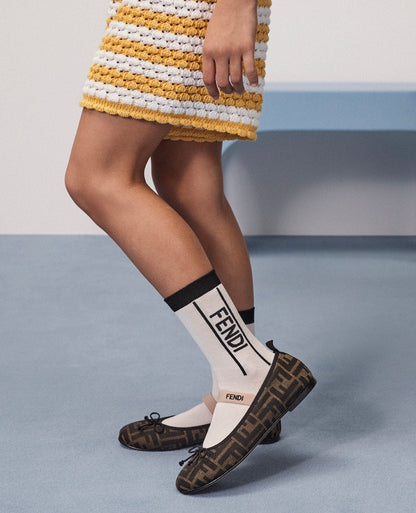 Fendi 女童 FF Logo 芭蕾舞鞋（棕色）