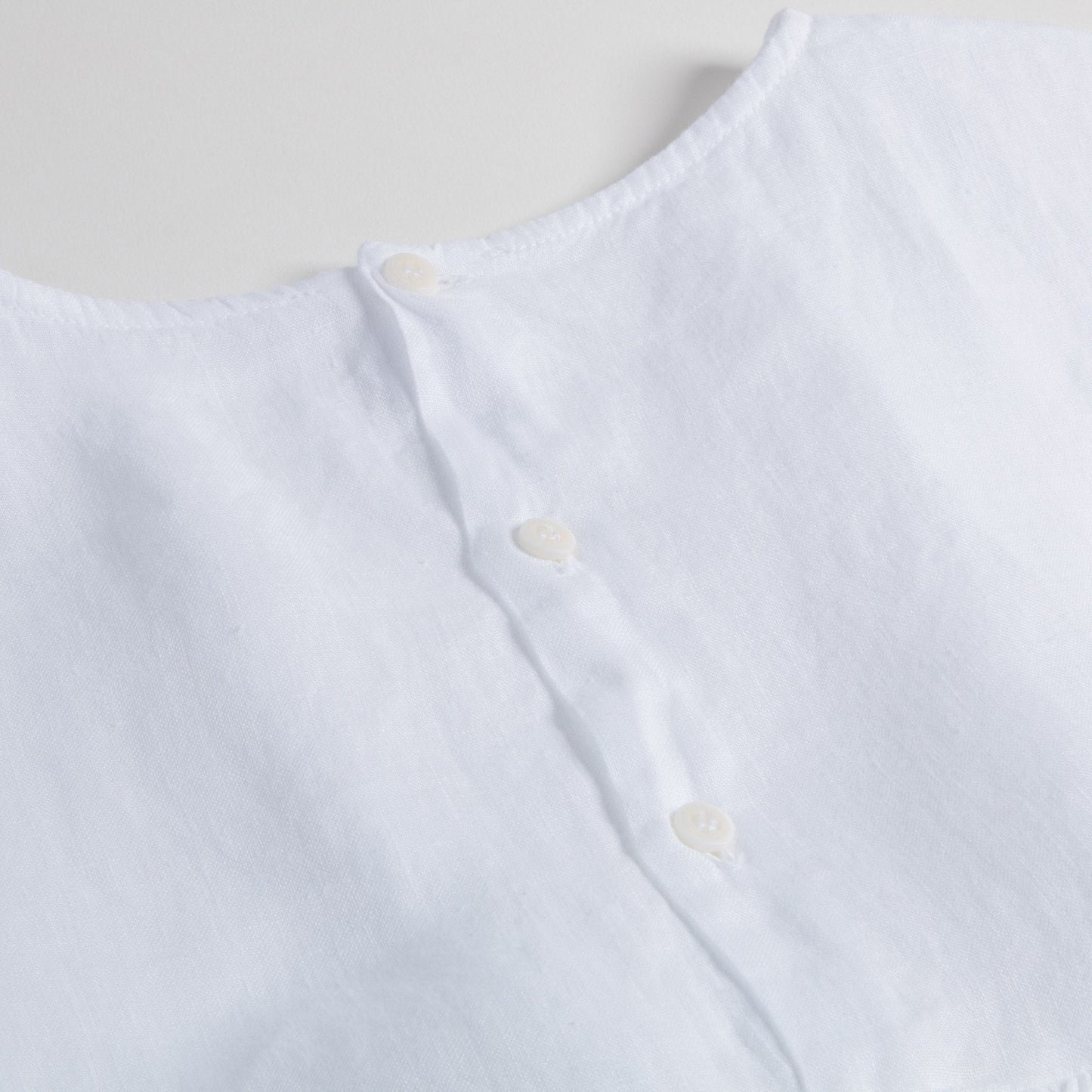 女童白色亚麻连衣裙