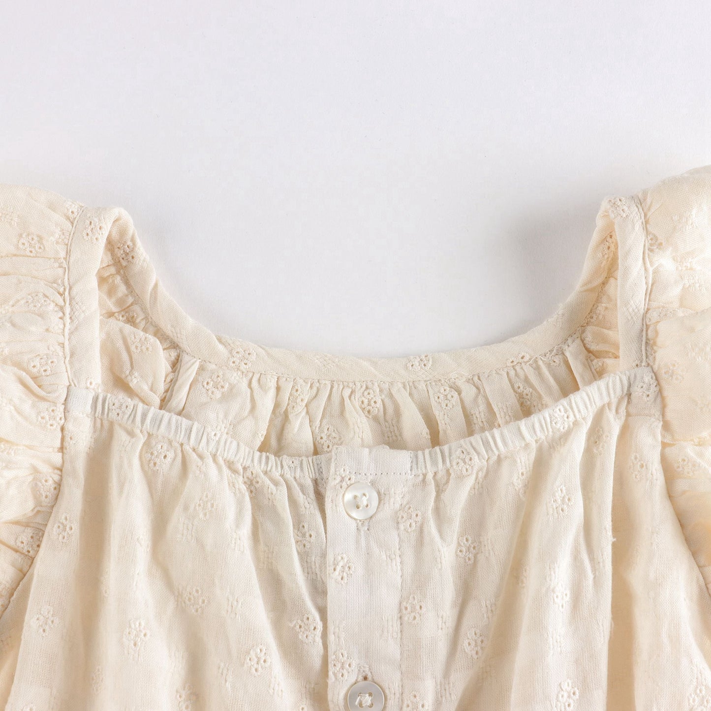 女婴白色棉连衣裙