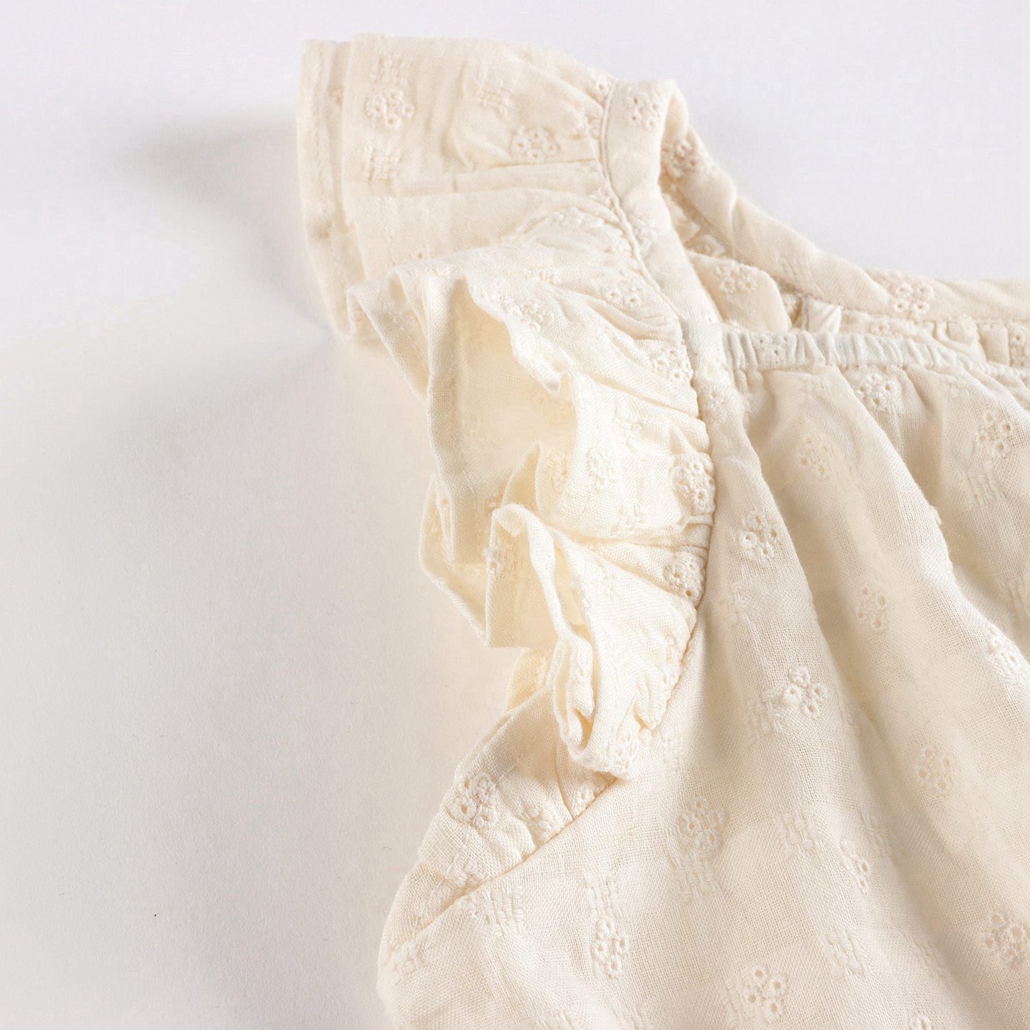 女婴白色棉连衣裙