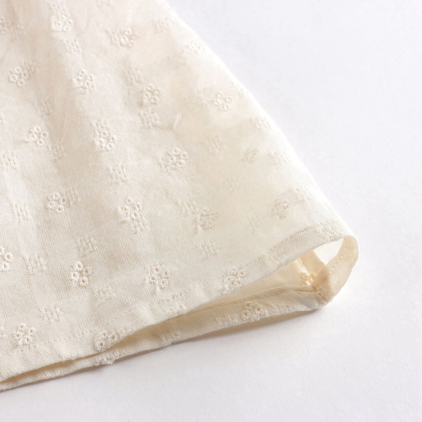 女婴白色棉连衣裙