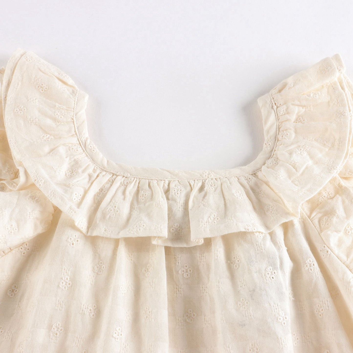 女婴白色棉连衣裙