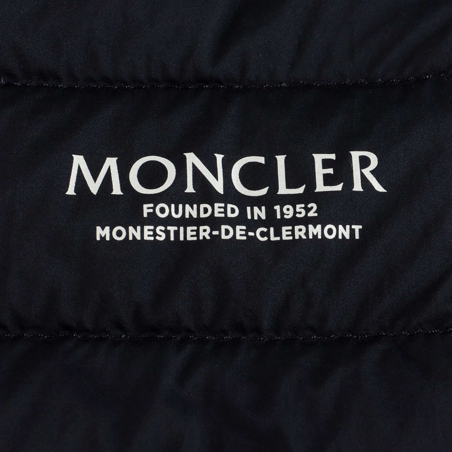 男婴黑色连帽夹克