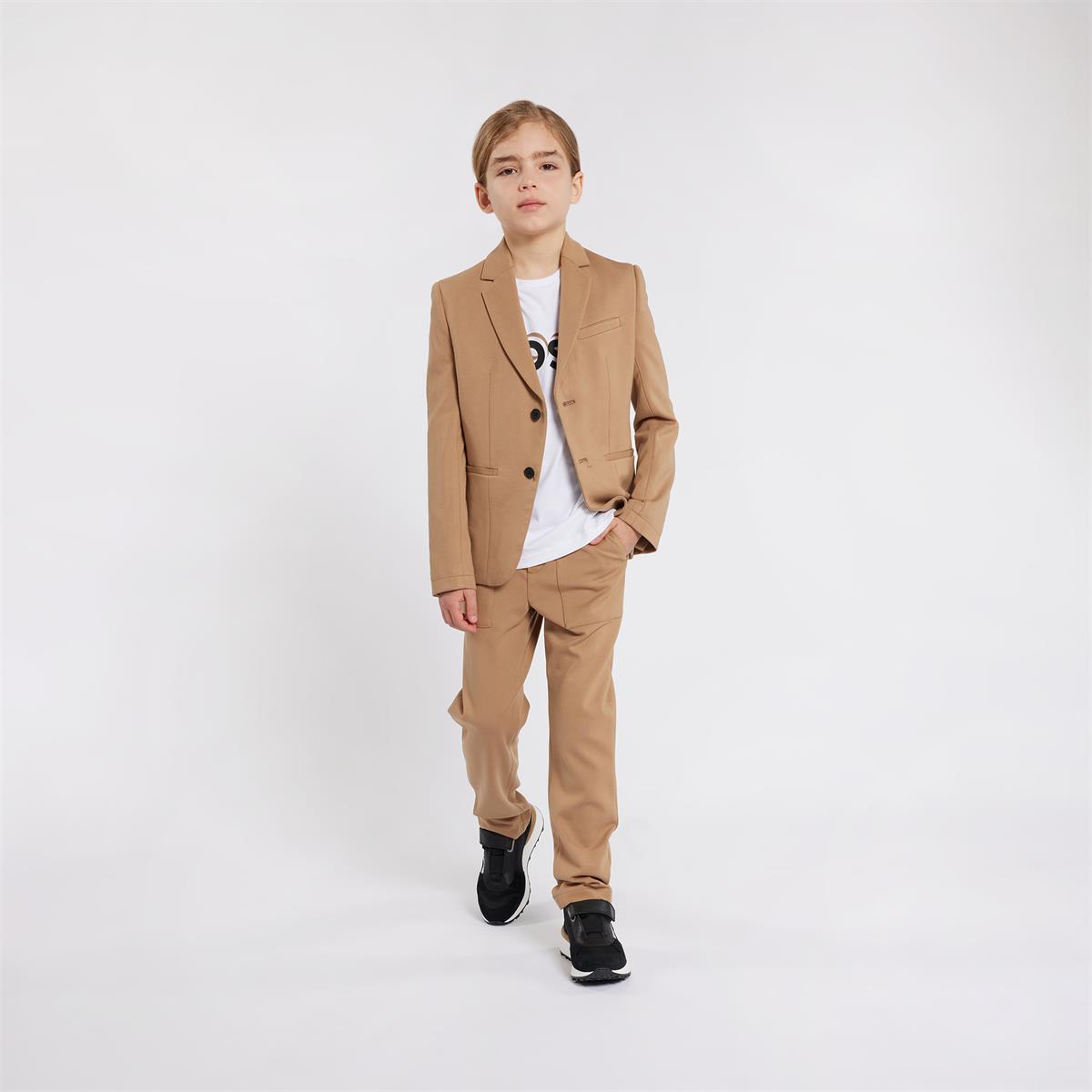 男童米色西服