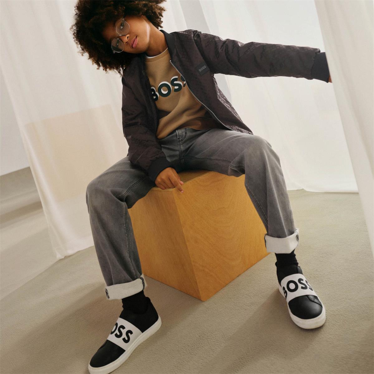 男童黑色拉链夹克