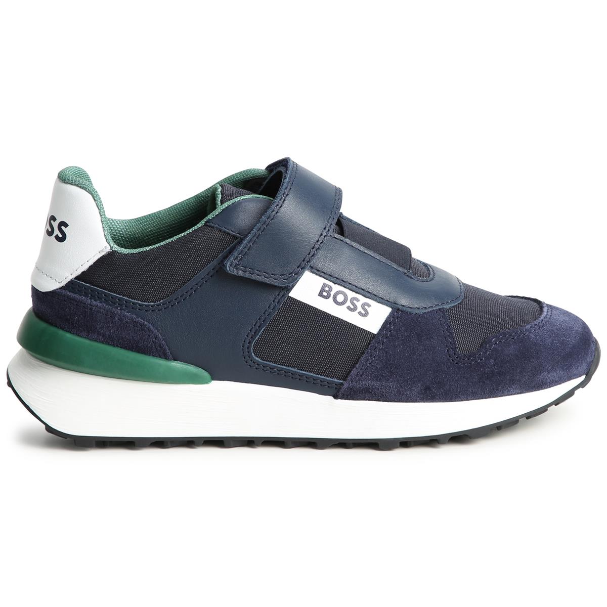 男童蓝色运动鞋