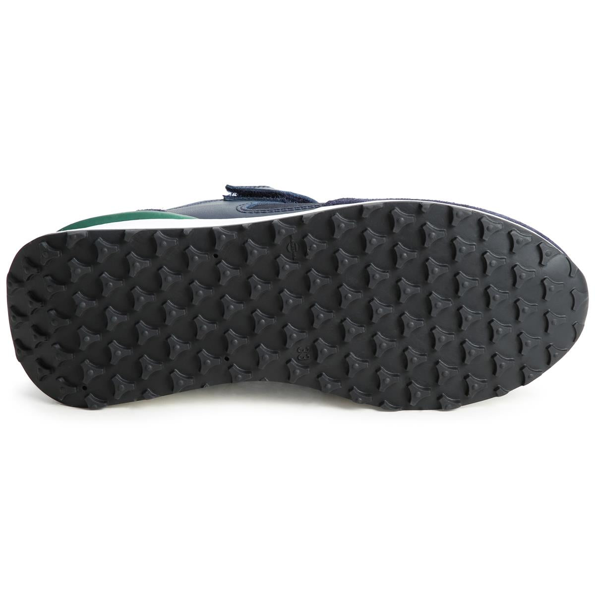 男童蓝色运动鞋