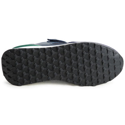 男童蓝色运动鞋