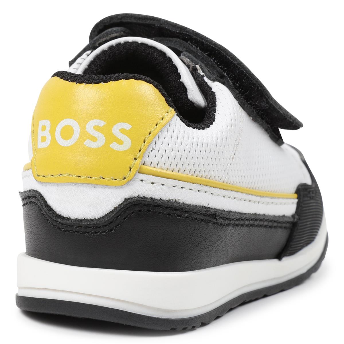 男婴白色运动鞋