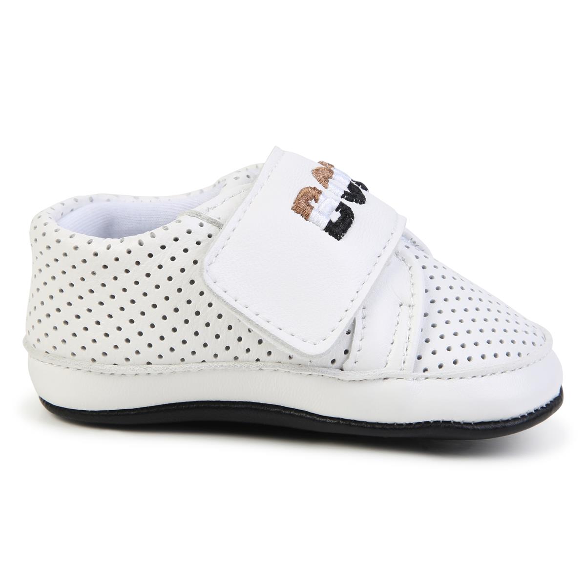 男婴白色平底鞋