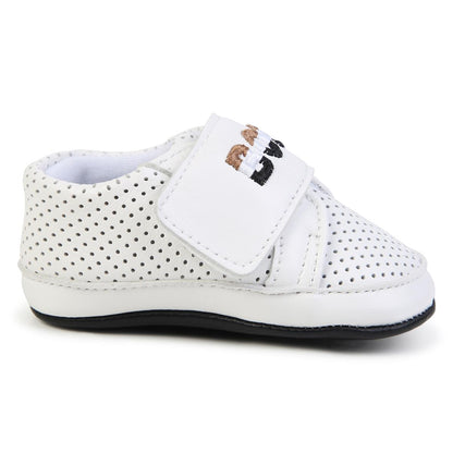 男婴白色平底鞋