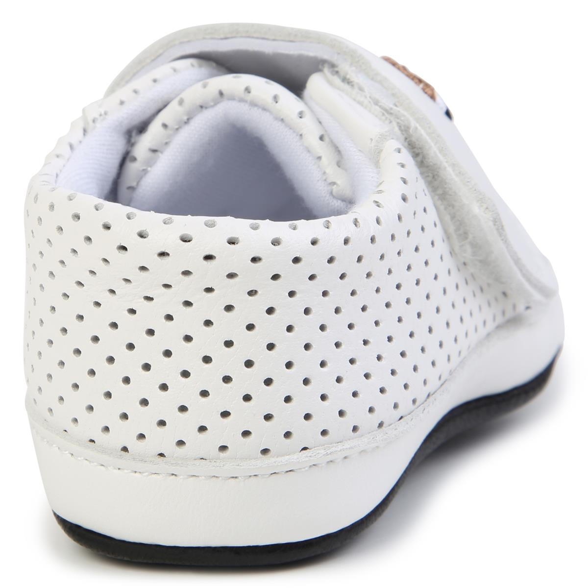 男婴白色平底鞋