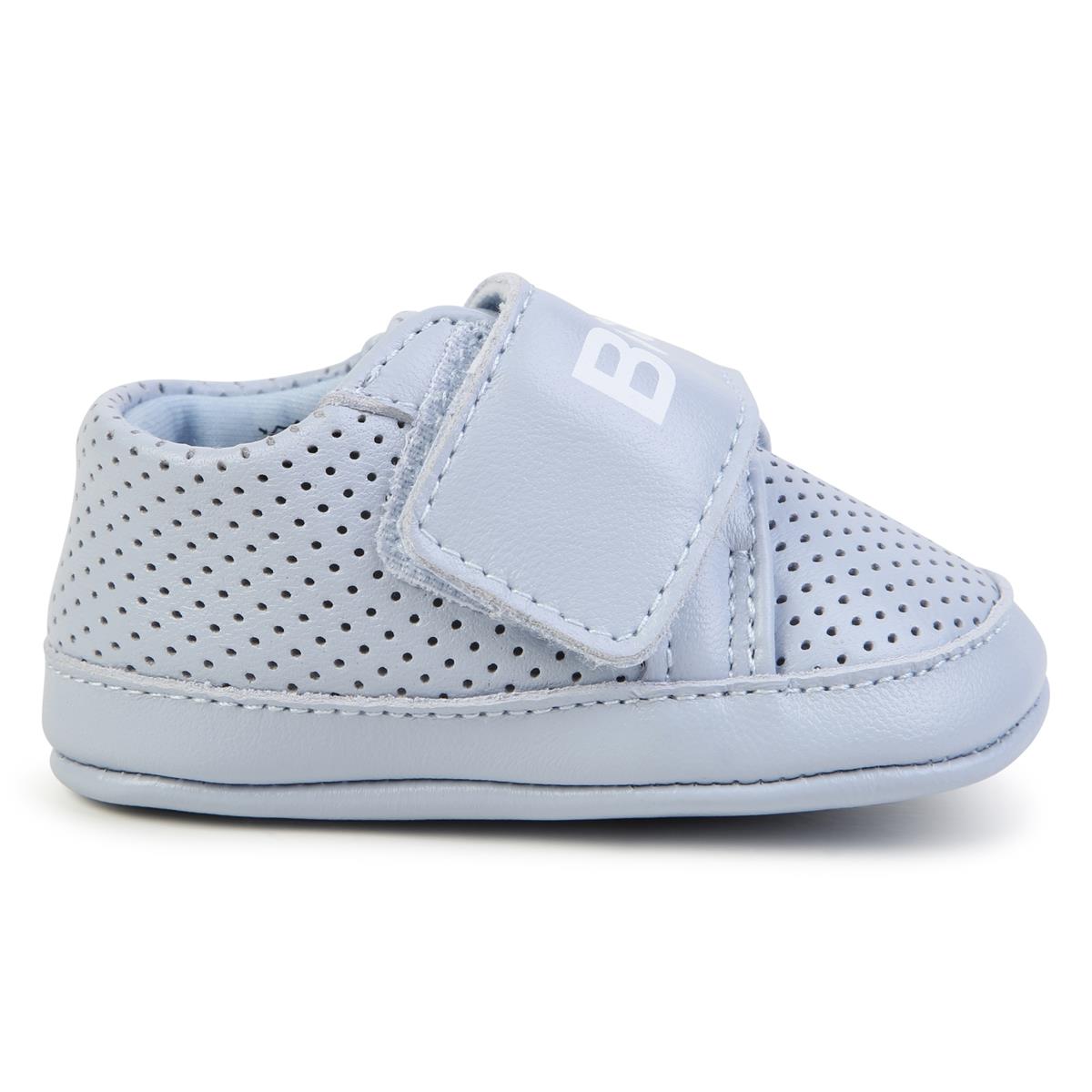 男婴浅蓝色平底鞋