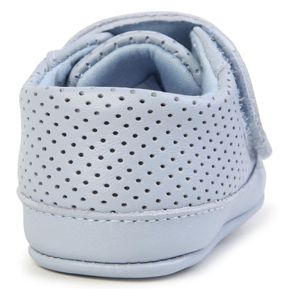 男婴浅蓝色平底鞋