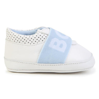 男婴白色平底鞋