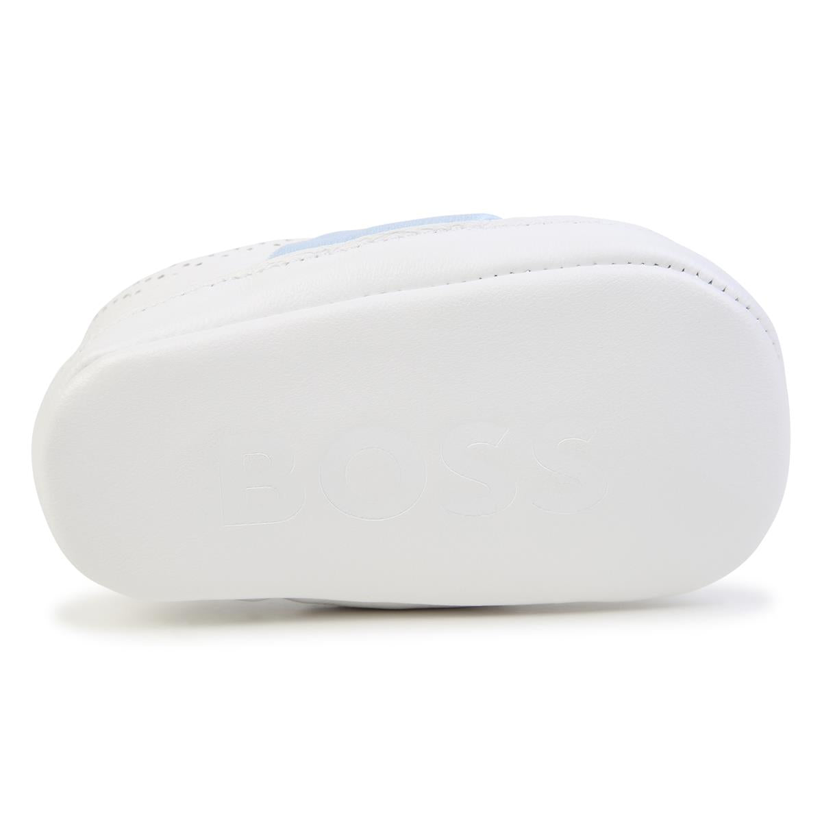 男婴白色平底鞋