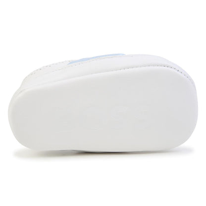 男婴白色平底鞋