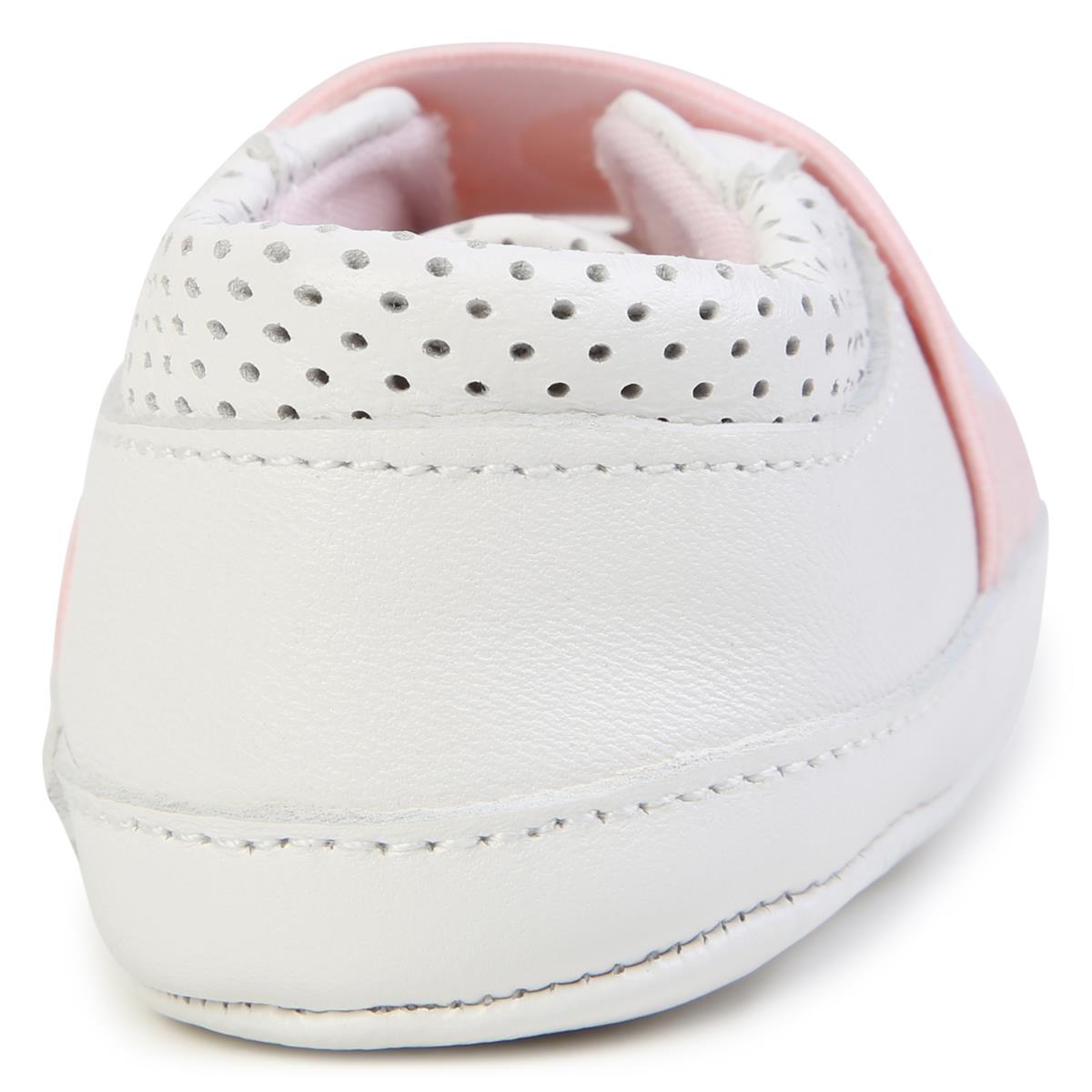 女婴白色平底鞋