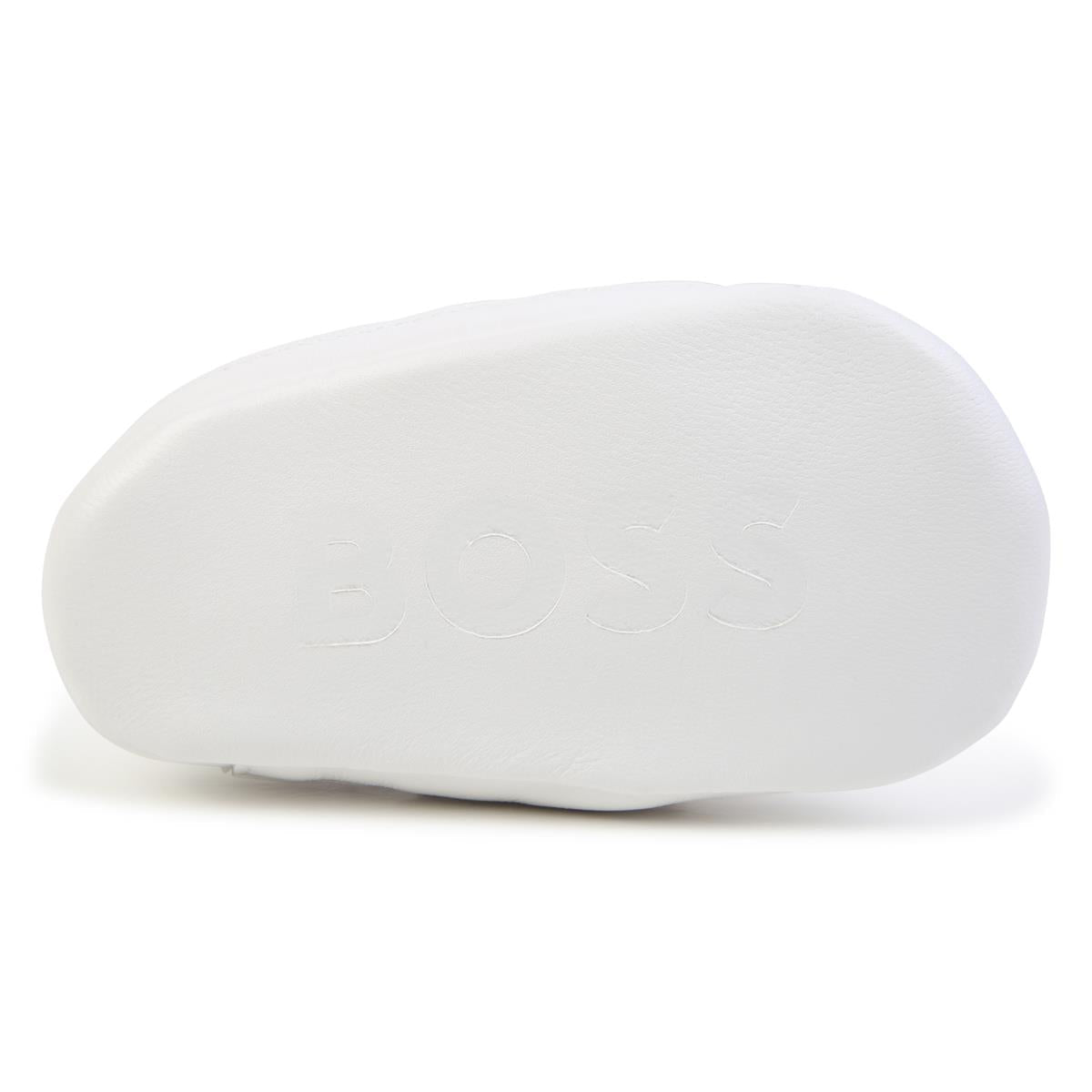 女婴白色平底鞋