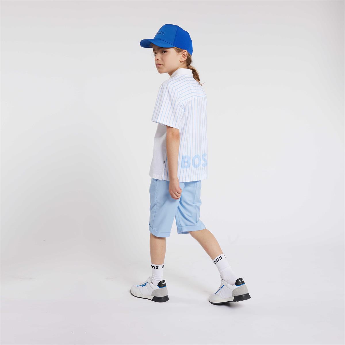 男童蓝色棒球帽