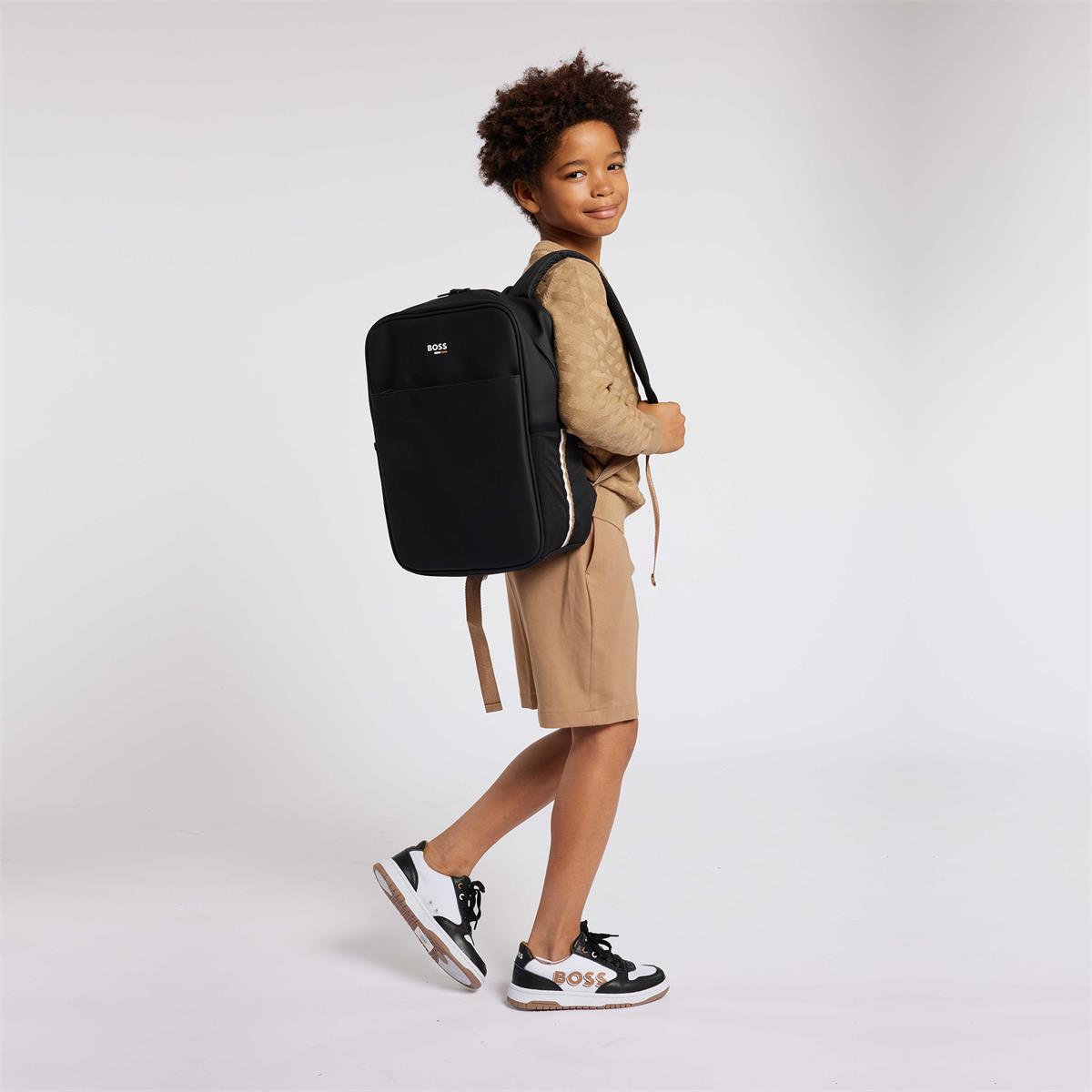 男童黑色背包(36x26x12cm)