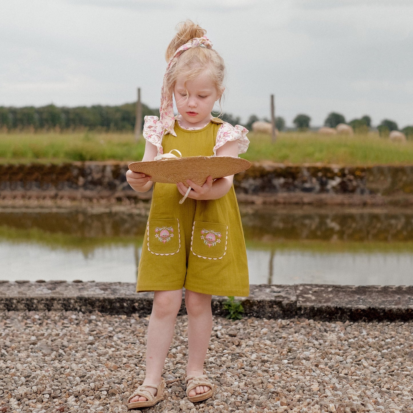 女童橄榄绿刺绣棉连体裤
