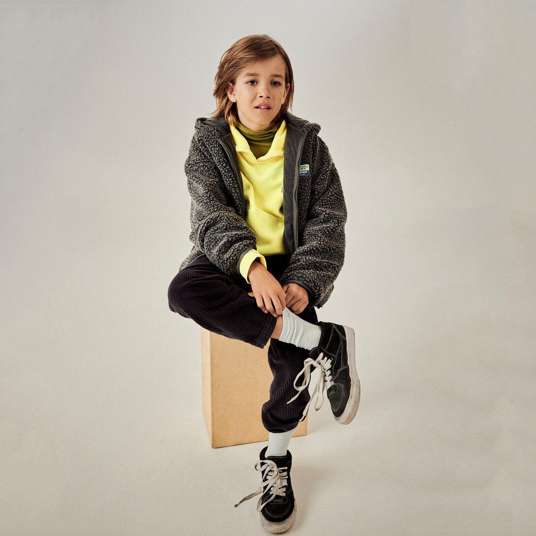 儿童灰黑色羊羔绒拉链夹克