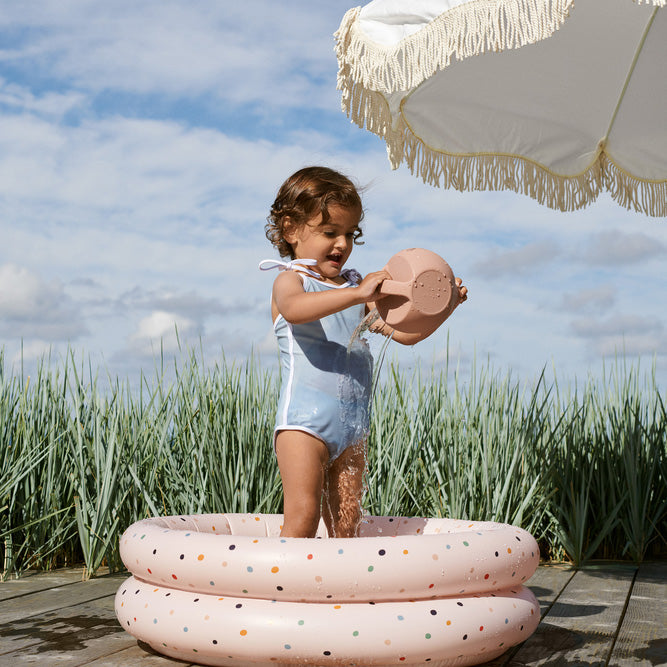 女童浅蓝色泳衣