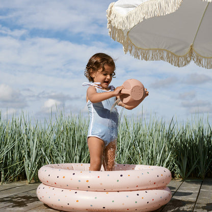 女童浅蓝色泳衣