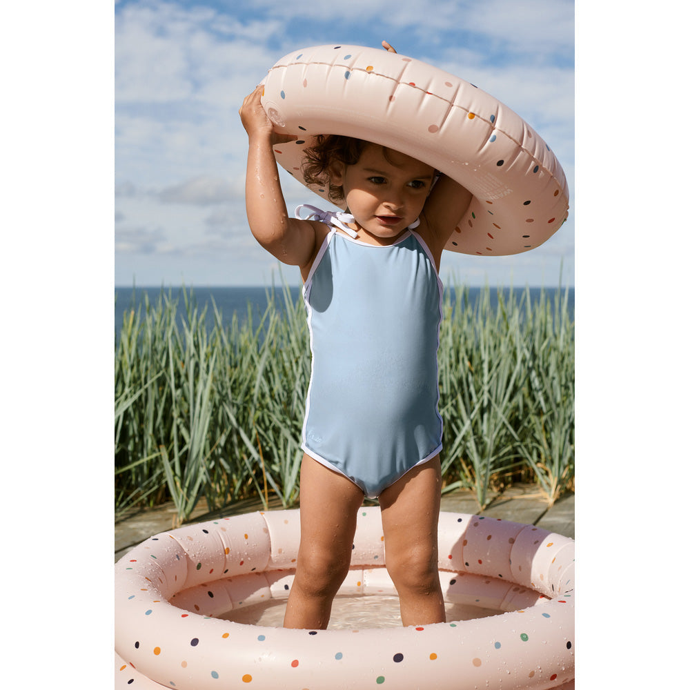 女童浅蓝色泳衣