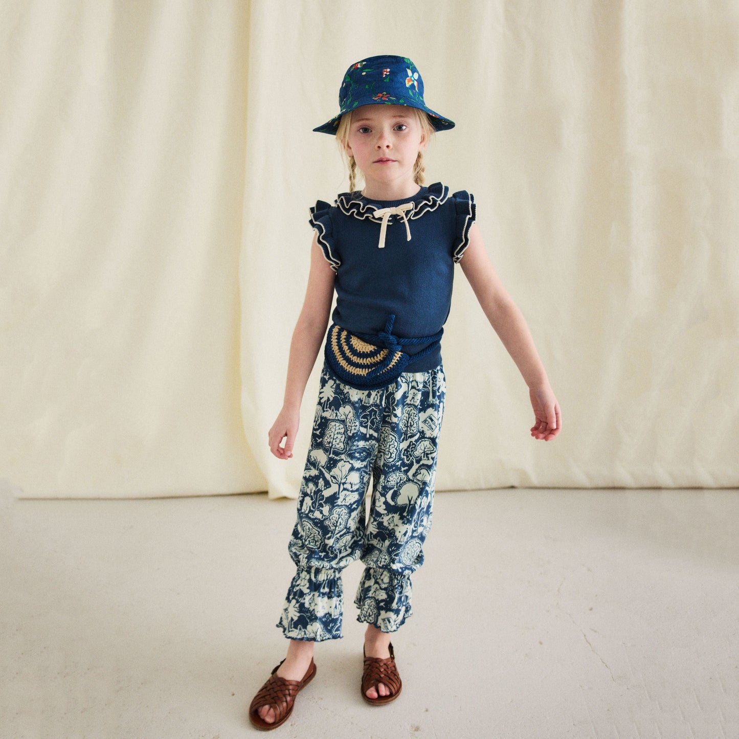 儿童藏青色钩织半月形腰包