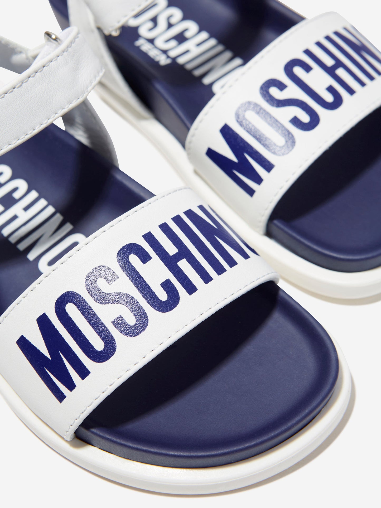 Moschino Boys Maxi Logo 凉鞋（白色）