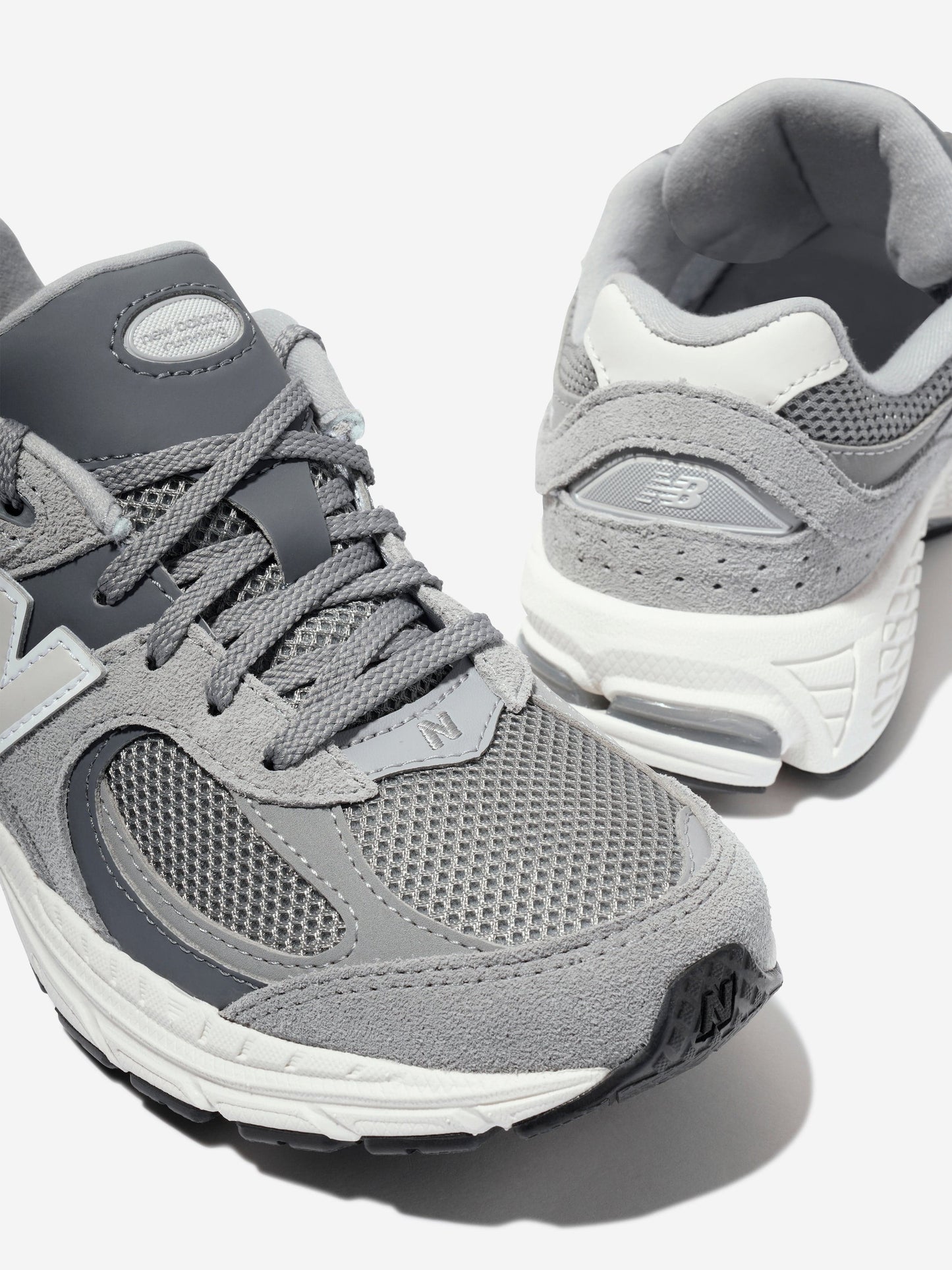 New Balance Kids 2002 系带徽标运动鞋（灰色）