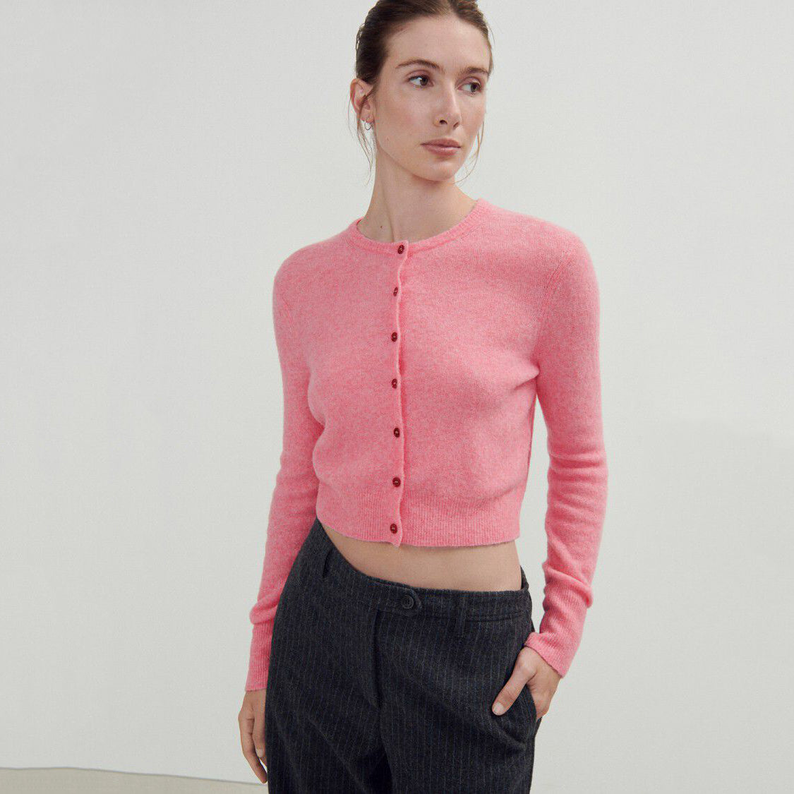 女士粉色羊毛开衫