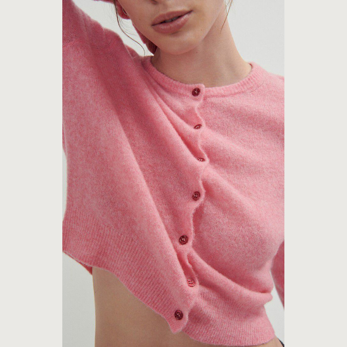 女士粉色羊毛开衫