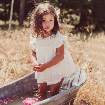 女婴白色刺绣棉连体衣