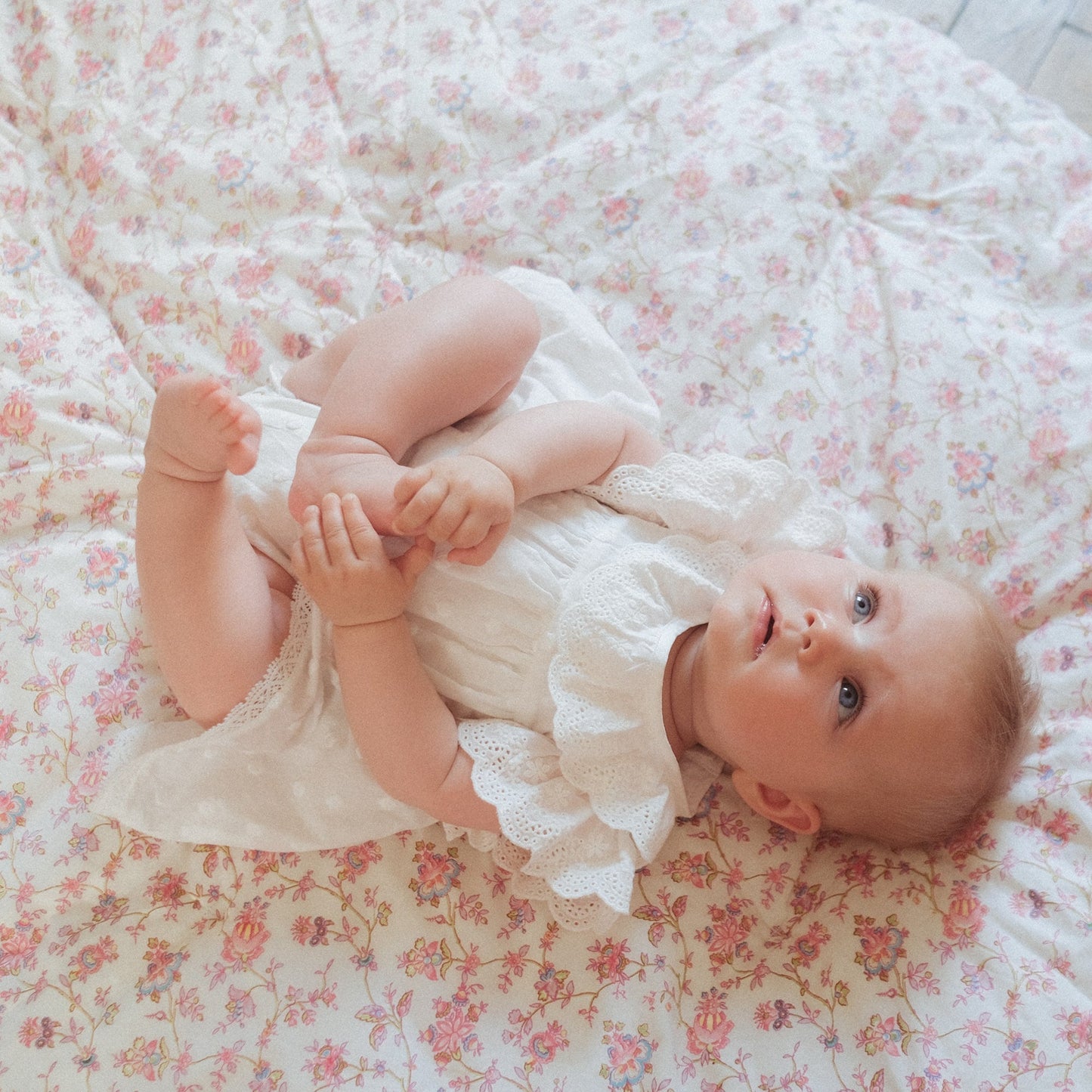 女婴白色刺绣棉连体衣