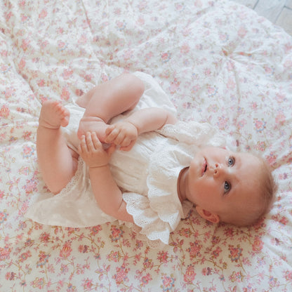 女婴白色刺绣棉连体衣