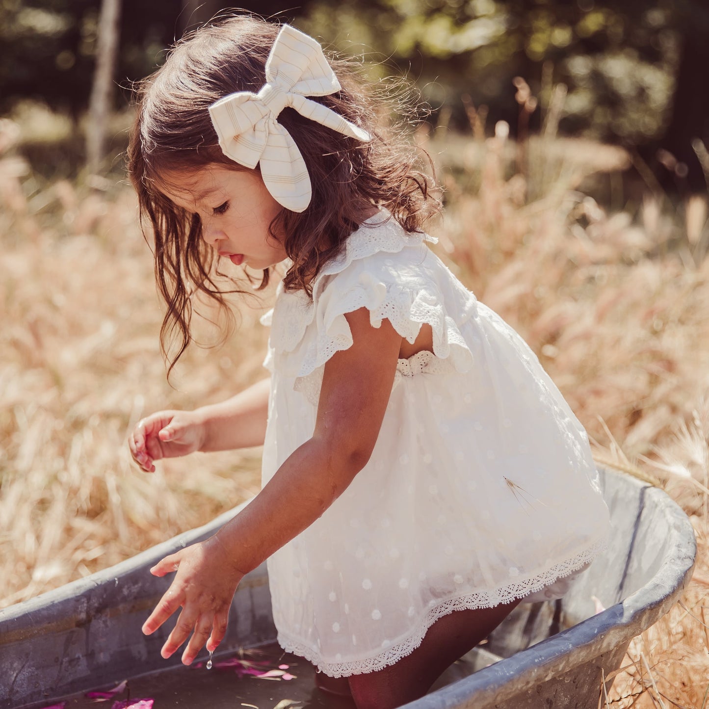 女婴白色刺绣棉连体衣