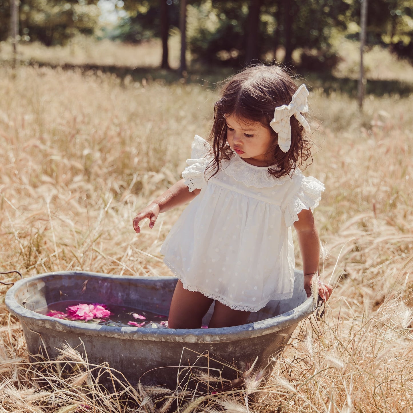女婴白色刺绣棉连体衣