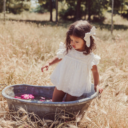女婴白色刺绣棉连体衣