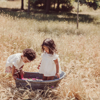 女婴白色刺绣棉连体衣