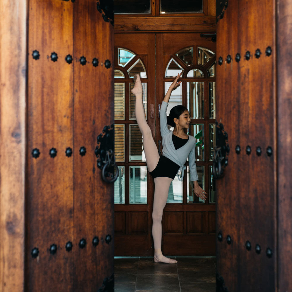 女童浅蓝色芭蕾舞开衫