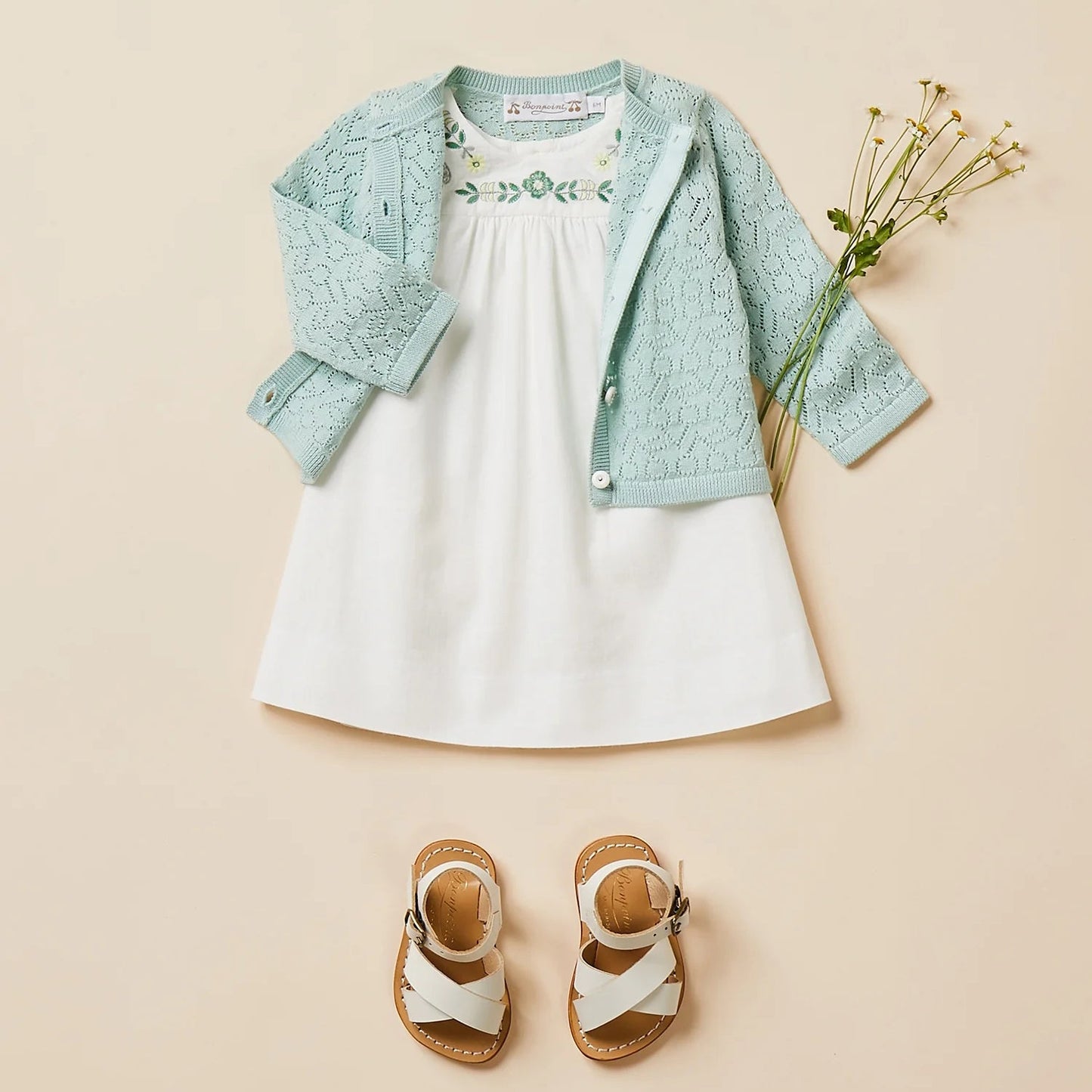 女婴白色刺绣棉连衣裙