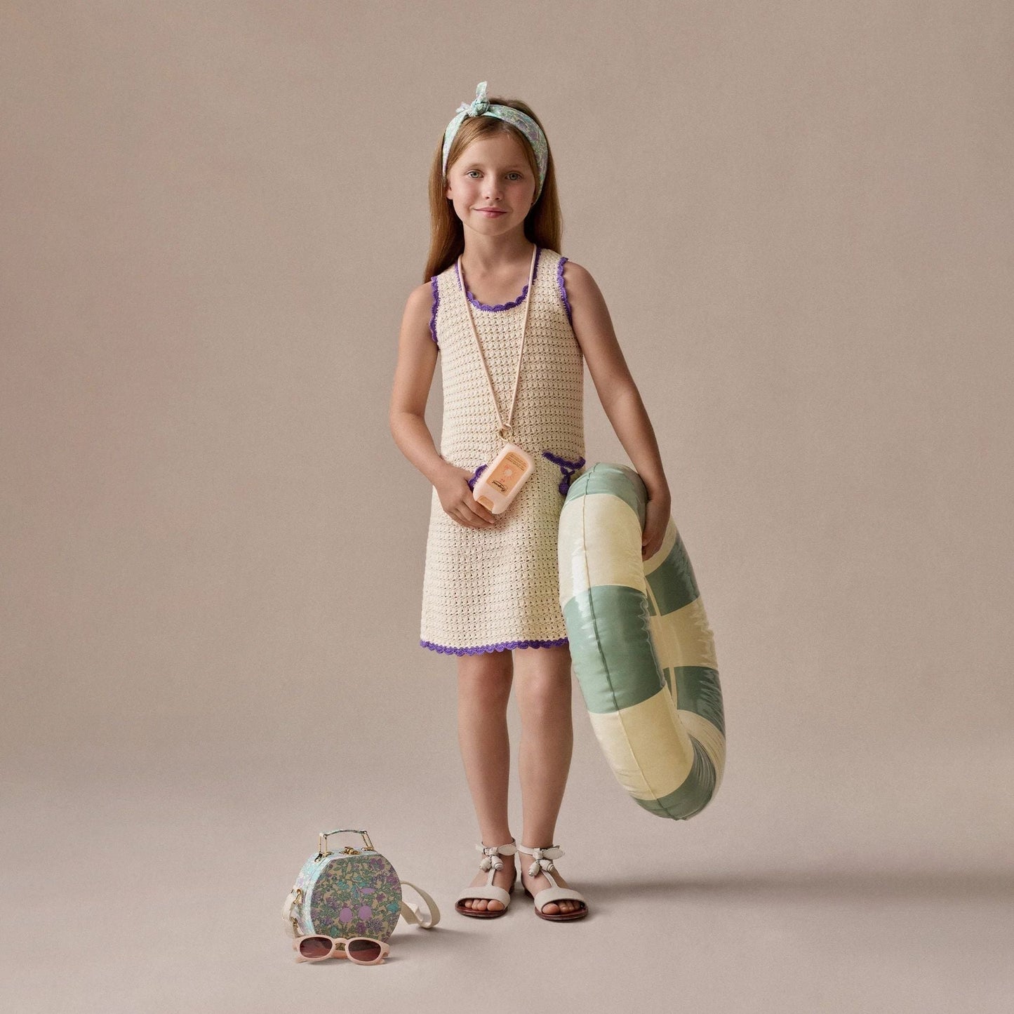 女童白色针织连衣裙