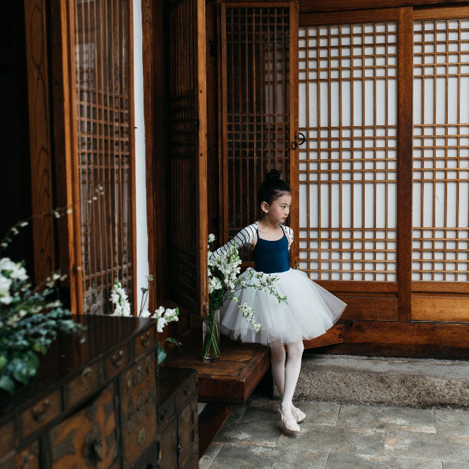 女童白色条纹芭蕾舞披肩