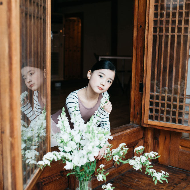 女童白色条纹芭蕾舞披肩