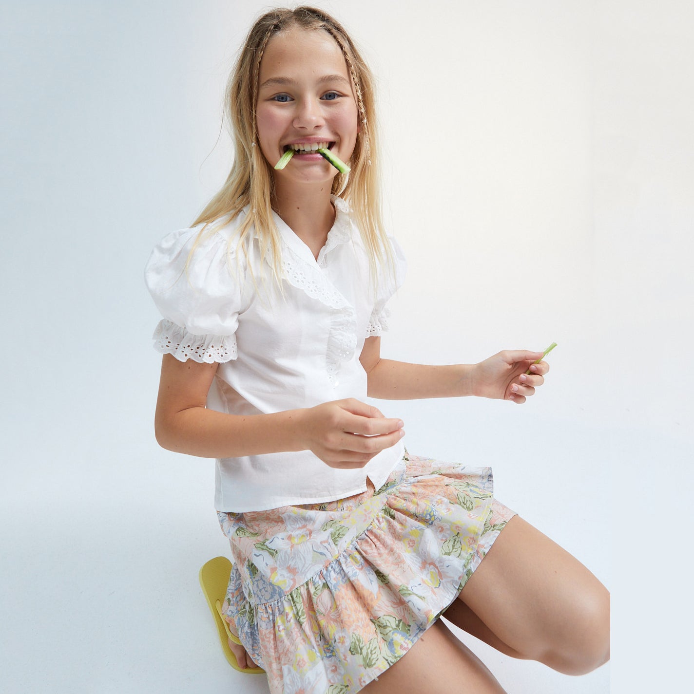 女童白色刺绣棉衬衫