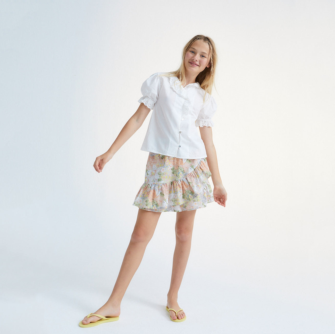 女童白色刺绣棉衬衫