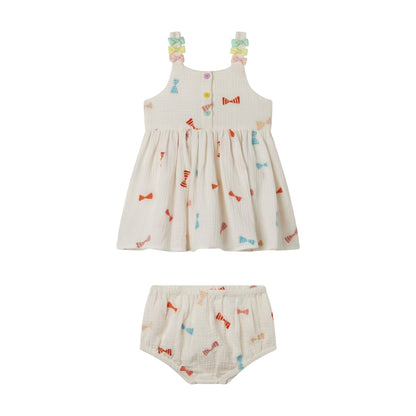 女婴白色刺绣连衣裙套装